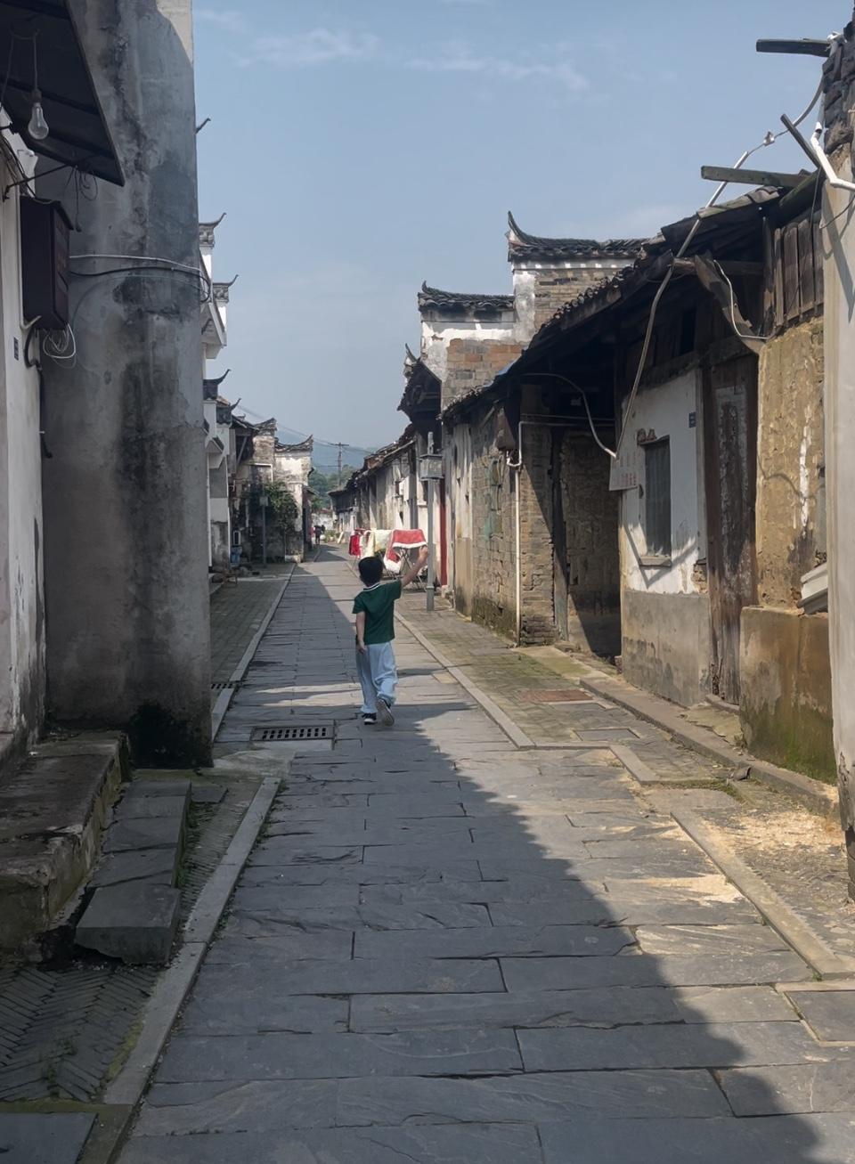 今天我问七岁的儿子，
“等你参加高考的时候，
你是希望妈妈也穿件旗袍、手拿鲜花接