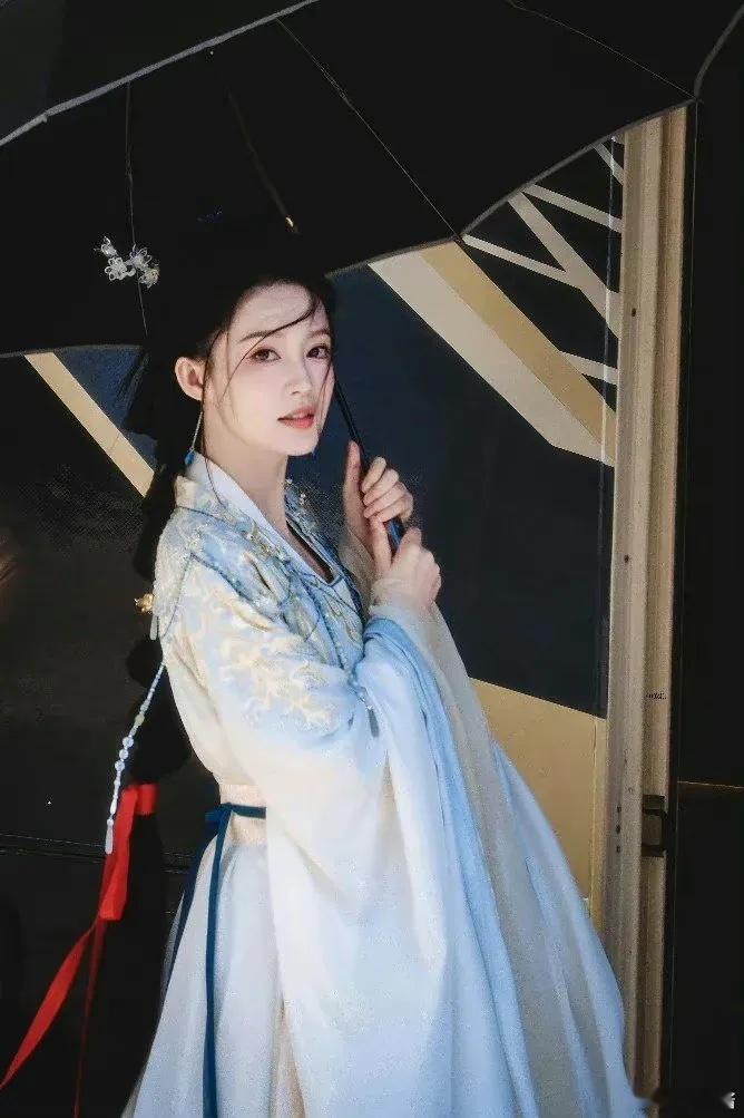 李沁、陈哲远《绾心记》出妆路透图 ​​​