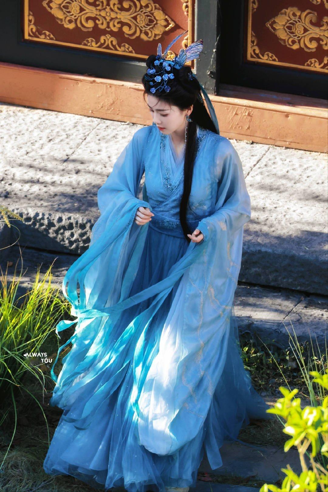 白鹿古装造型好多，这套蓝色大家来评评 ​​​