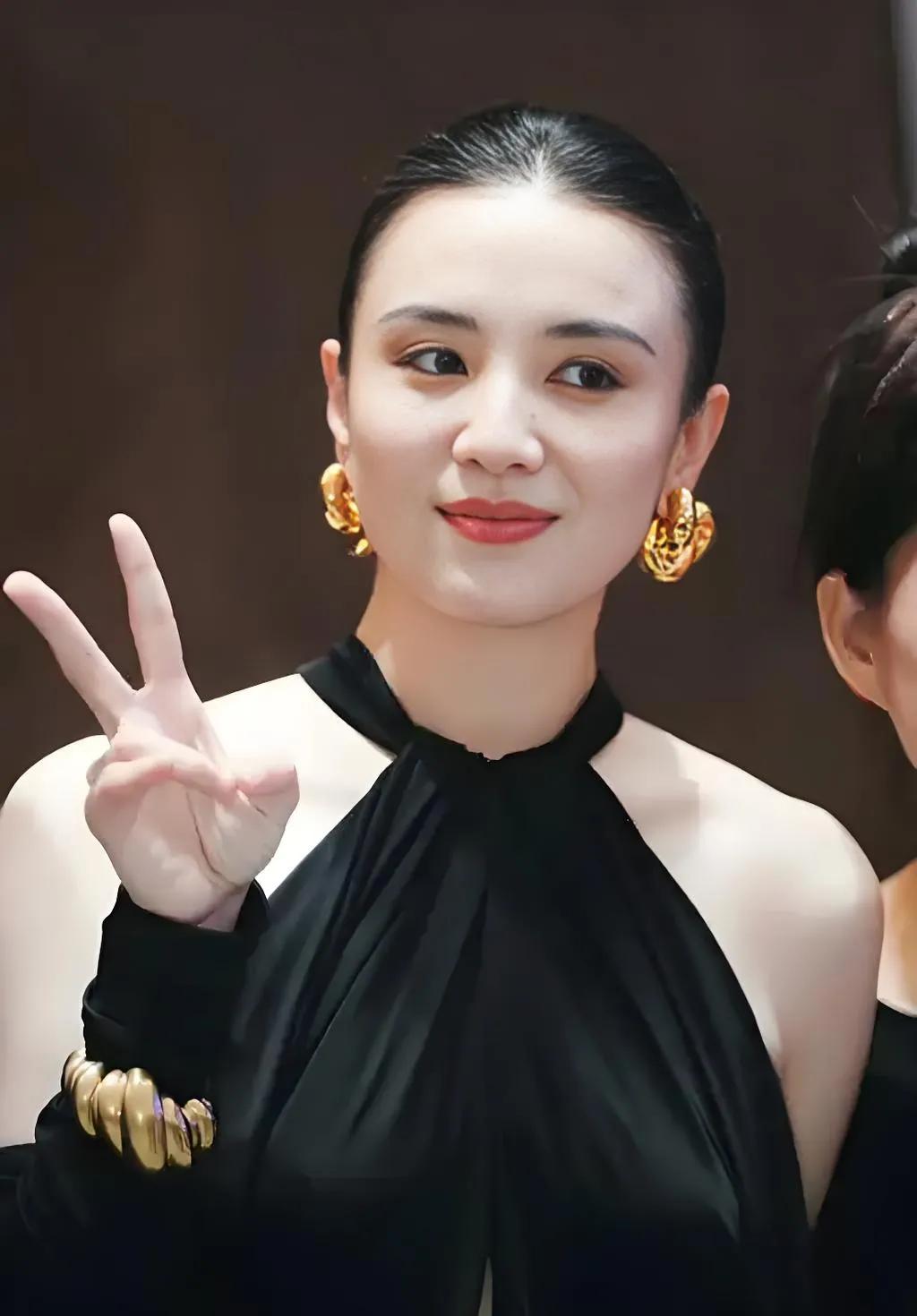 宋佳演技如何？宋佳这姐的演技，简直是“戏精本精”！从《悬崖》里隐忍的地下党到《山