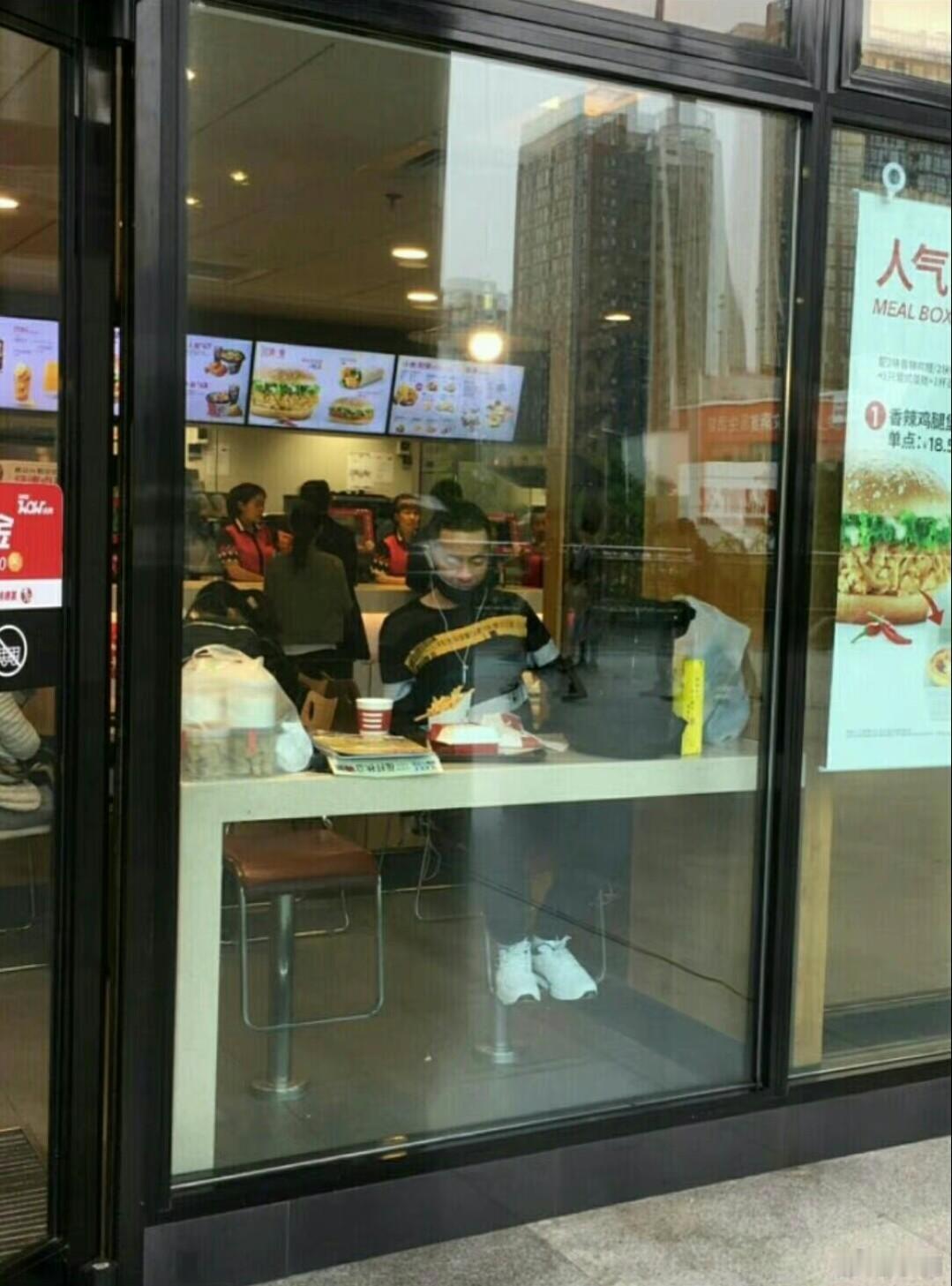 李悄（自拍）. 
