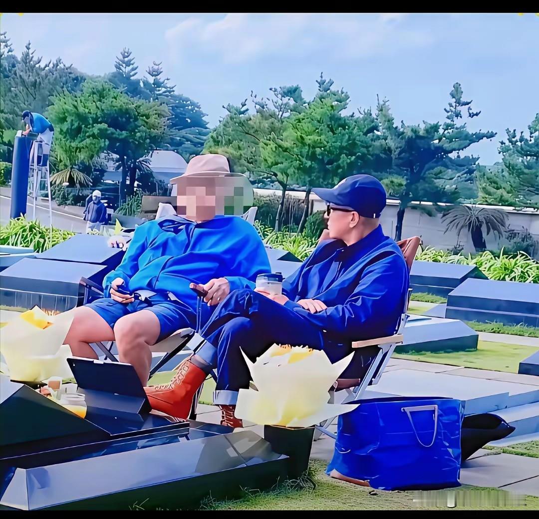 具俊晔墓地陪伴！
    具俊晔在‌金宝山墓地休闲着装，穿红色靴子翘着二郎腿。携