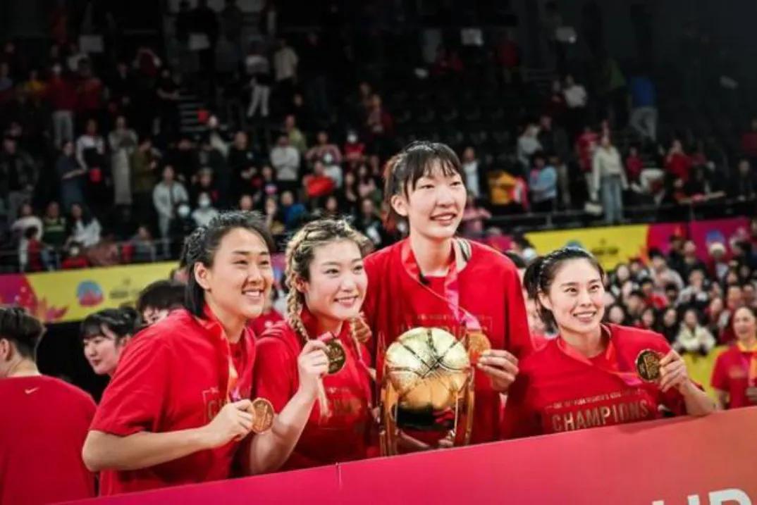 2日，中国女篮在亚洲杯决赛73比71击败日本女篮，时隔12年夺得亚洲杯冠军。这支