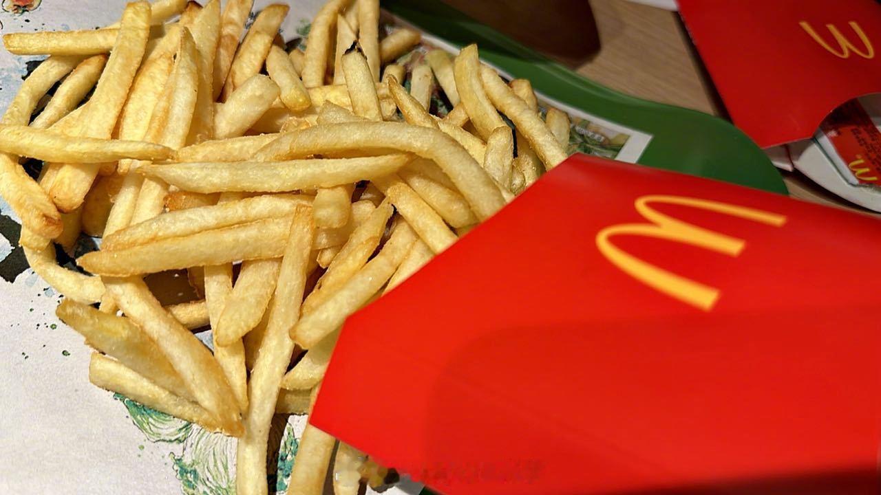 兵器影像 我去，我咋感觉天津的金拱门各种汉堡要比北京的同款大出一圈，肉也很扎实，