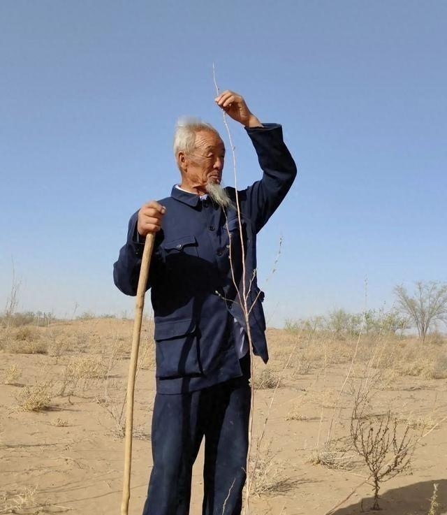 1999年，甘肃武威，31岁男子不顾母亲和妻子的反对，卖掉家里的牲畜，凑了1万块