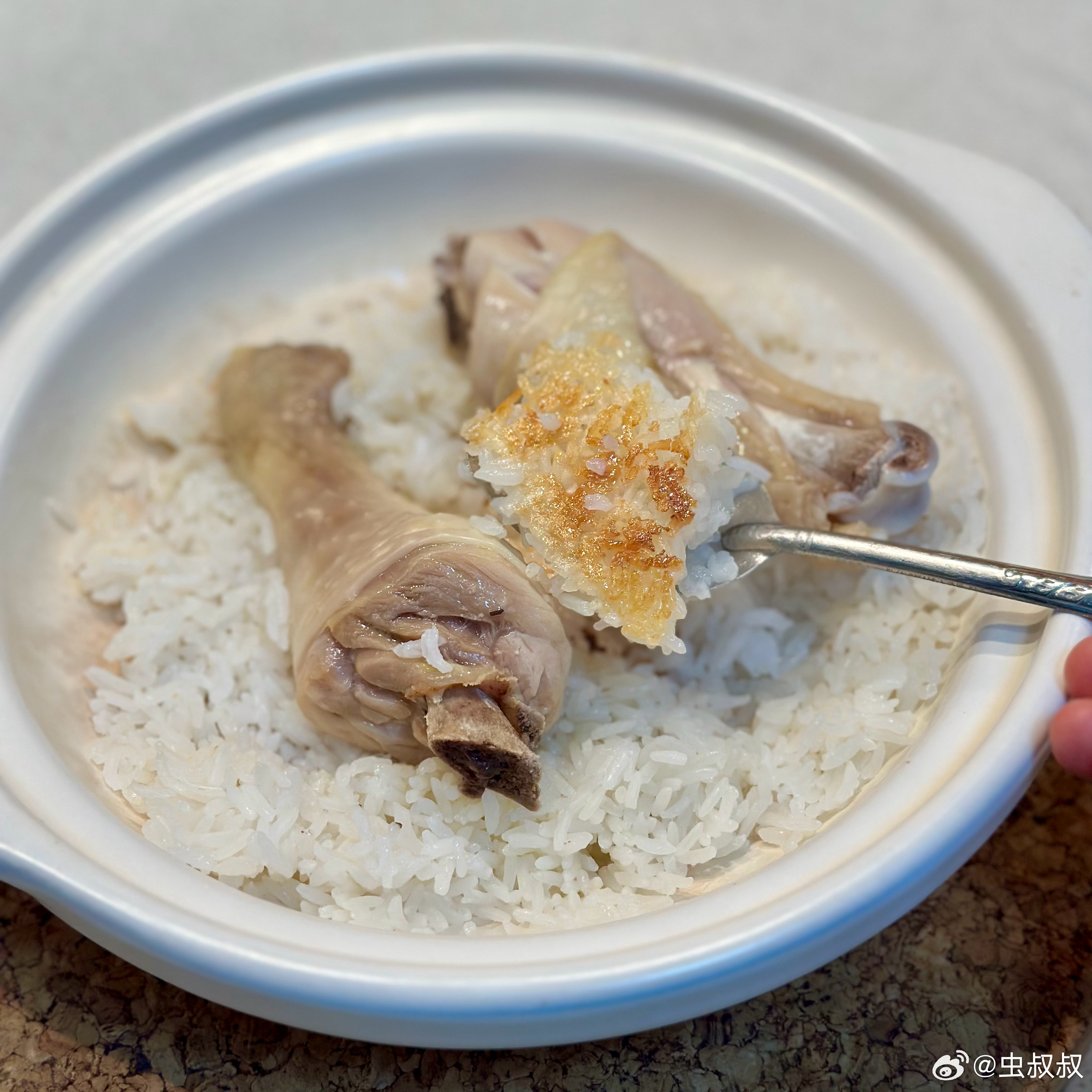 午餐。接近满分的鸡腿煲饭。感谢自己回家吃饭的决定，差点就在外面被一碗粉给糊弄了。