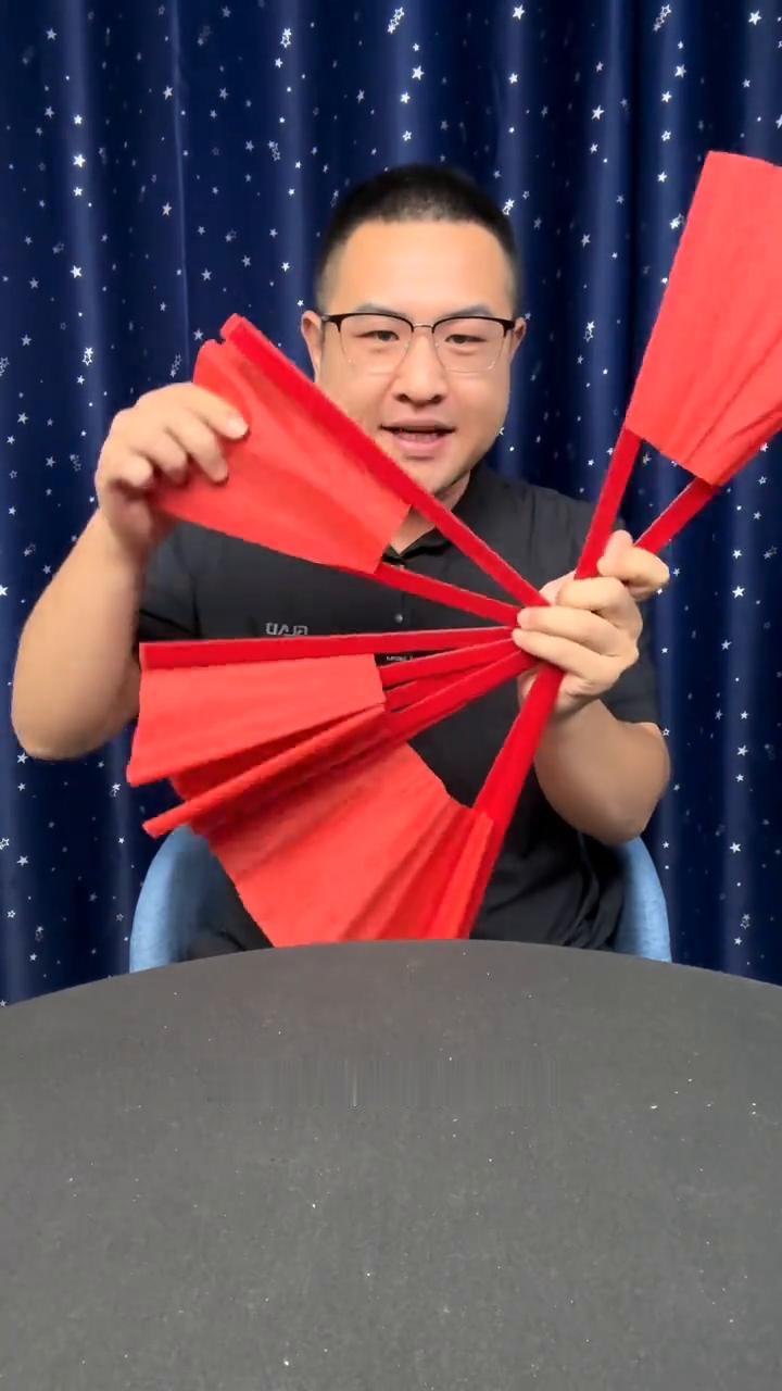 街头遇到高手，扇子损坏一秒还原。
什么都没有吧？是普通扇子吧？没毛病吧？吹口气，