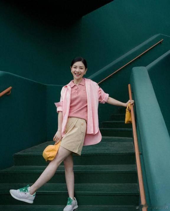 胡可自与沙溢婚后生活幸福，重返演艺圈后精准定位，成功转型演绎年长角色，广受好评。