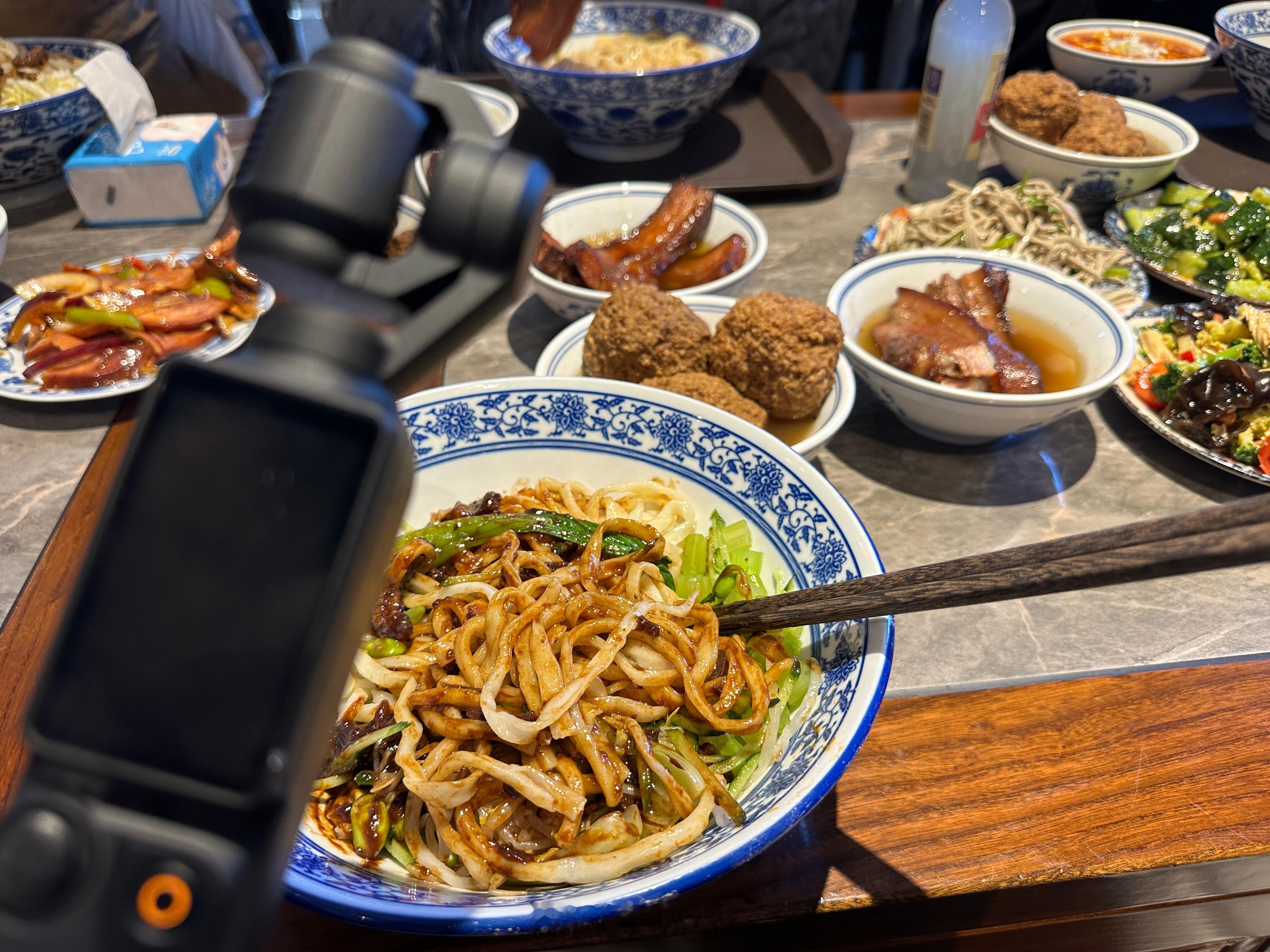 北京首钢 趁着周末，跟球队和几位媒体老师，转一转首钢园，拍一拍，三土这个叫《降个