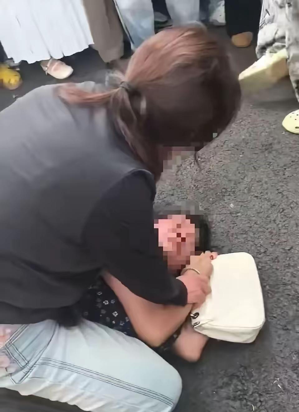 女子街头遭殴打扒裤，暴力突破底线，这早已不是普通打架
几名人员围堵一名女子，持续