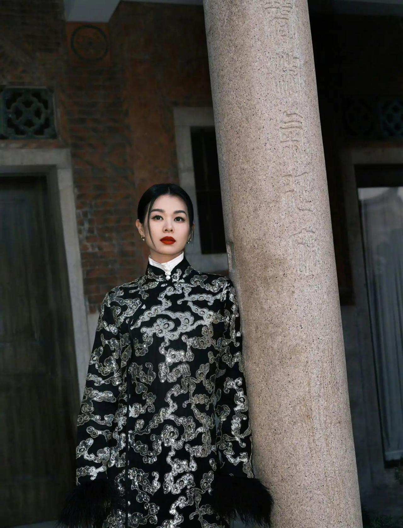 胡杏儿这172的身高注定了她在影视剧中的气场，可塑性强。她今年都45岁了，三个少