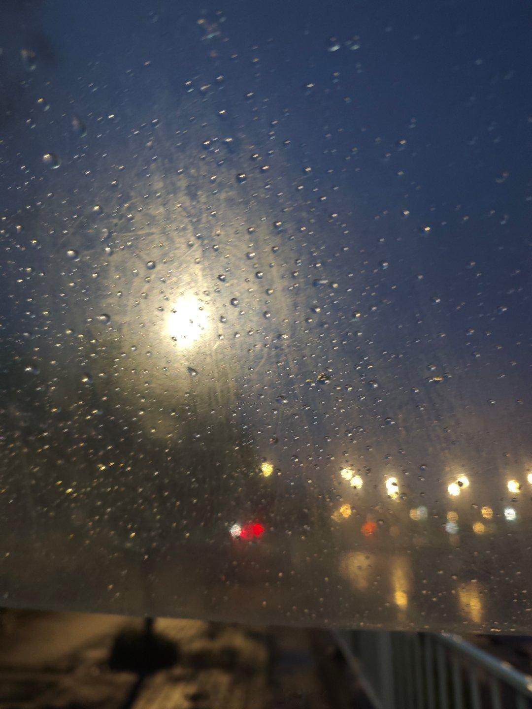 下雨天散步很浪漫 
