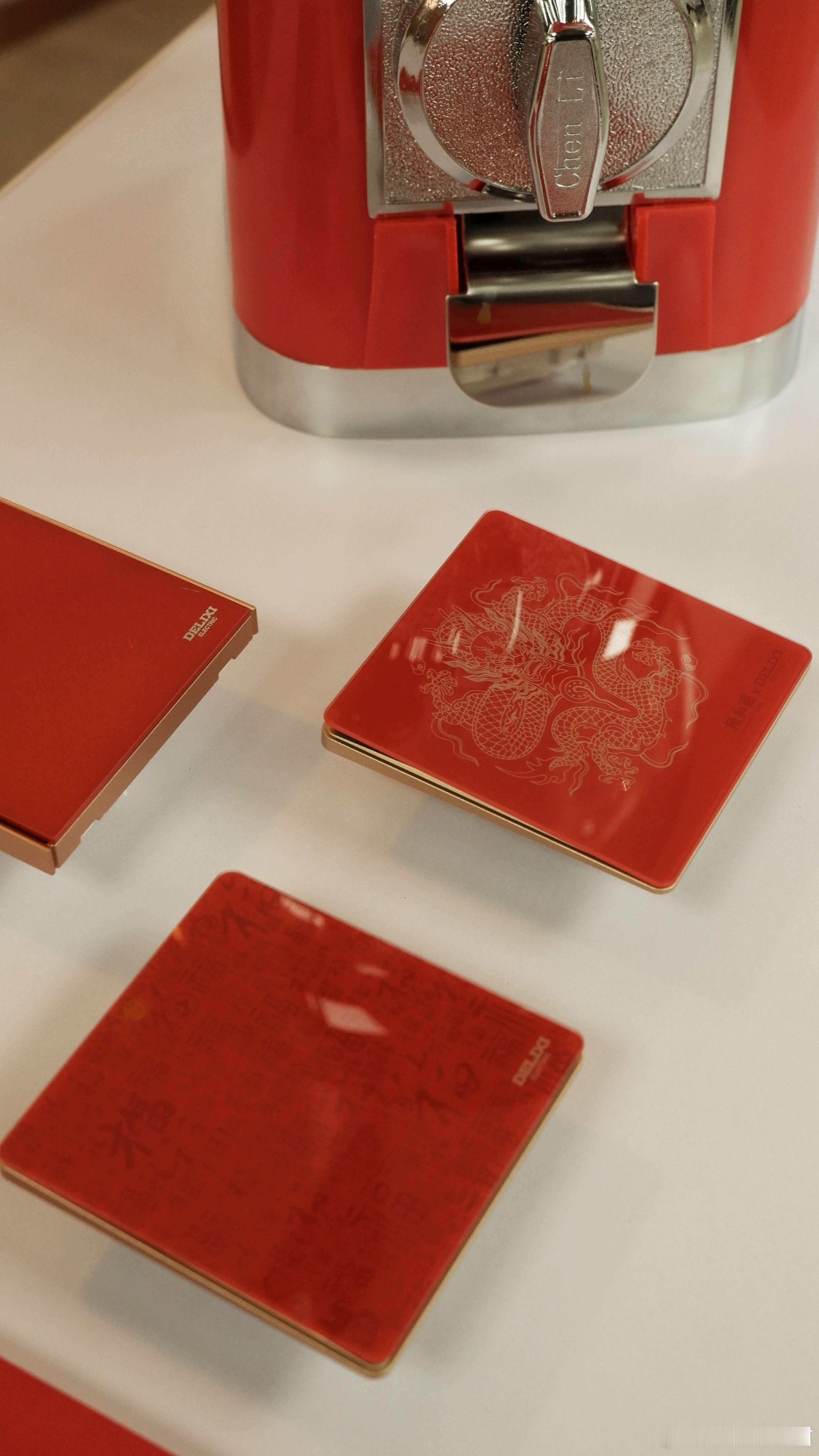 新年就要开门红 🎉💌 临近跨年啦！在家DIY了个好运开关，贴上大红福字，一按