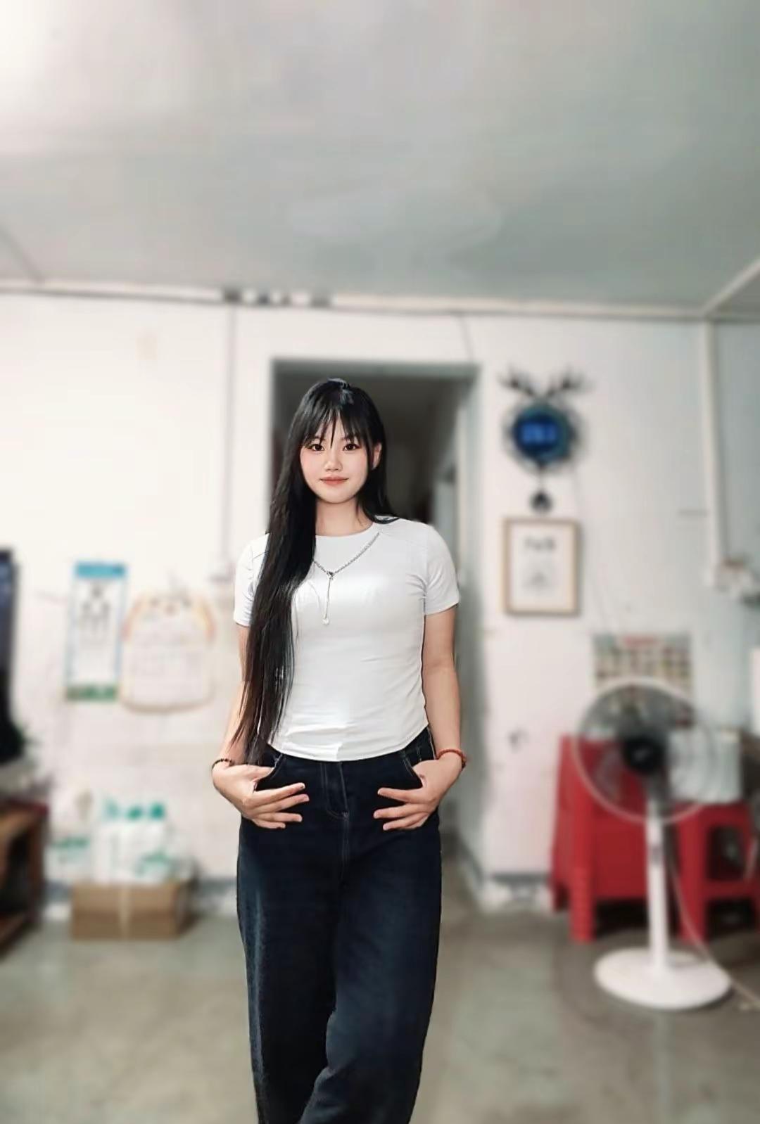 我生性自由散漫，不喜欢拘束，全部野心就是自由一生。随意穿搭随意拍 日常居家oot
