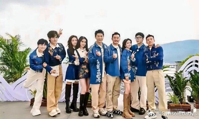 《奔跑吧》节目全员投入，连鞋子都成了亮点。 