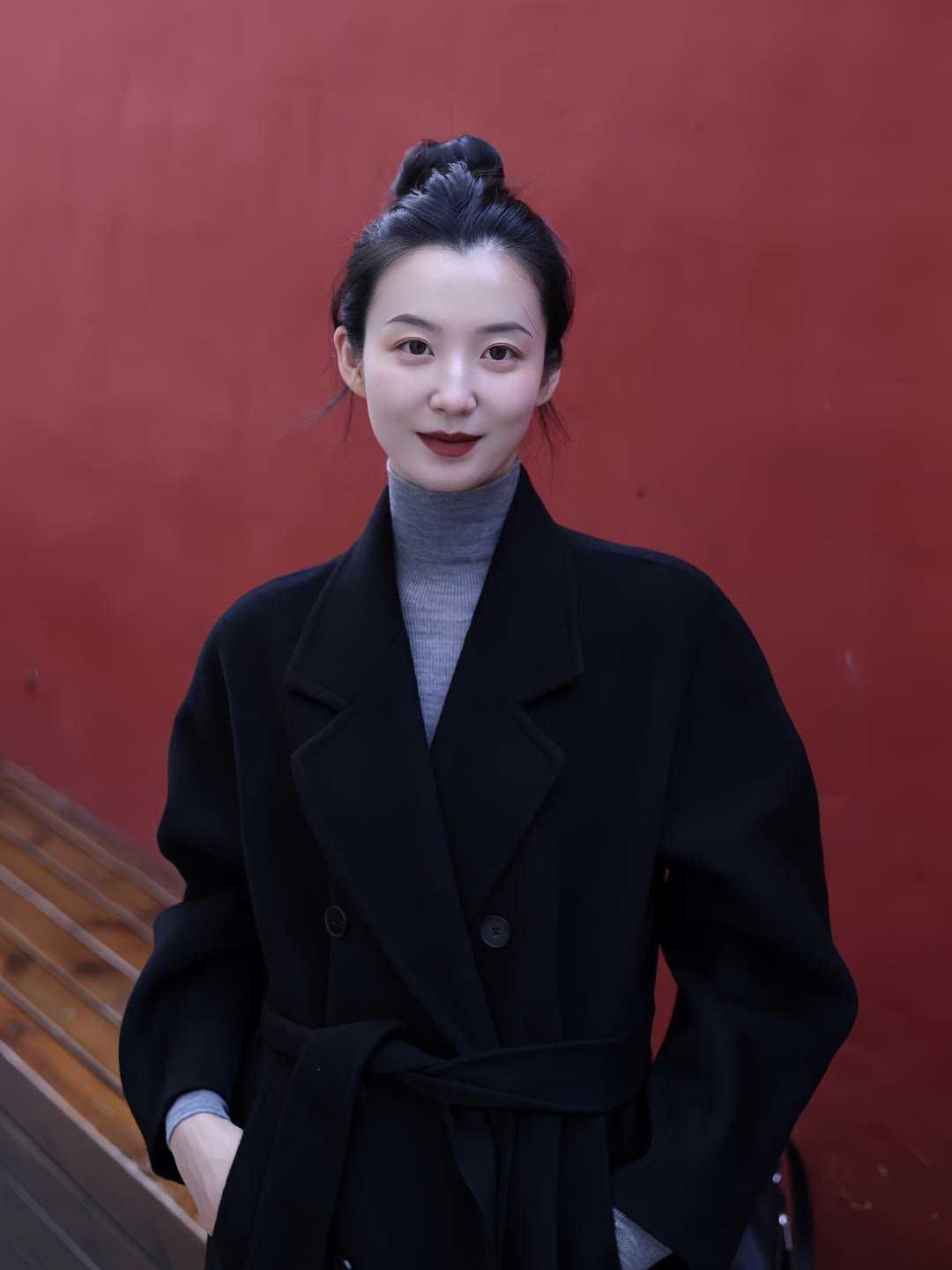 浪漫随性日常穿搭将松弛感揉进秋冬日常，低饱和的大地色系与软糯质感碰撞出浪漫火花。