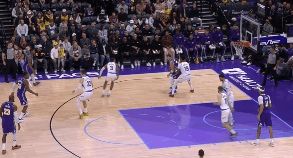 逐帧拆解：东契奇技术细节解析，狂砍45分大号三双图1低位背身接球单打贝利，传球假