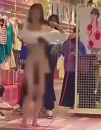 女孩街头裸奔报复前男友，警方带走调查，家人连夜赶到
前几天晚上八点多，商场门口围