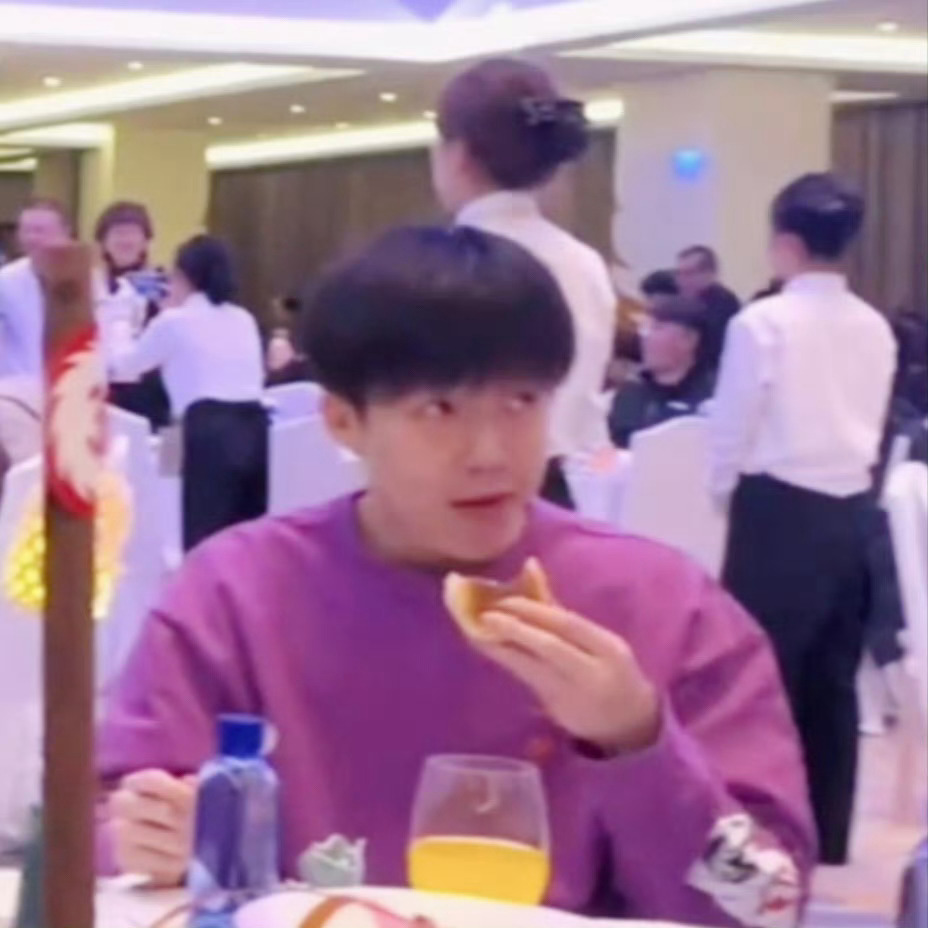 王楚钦出征国乒晚宴照，360度无死角的帅！国乒球员欢迎晚宴照