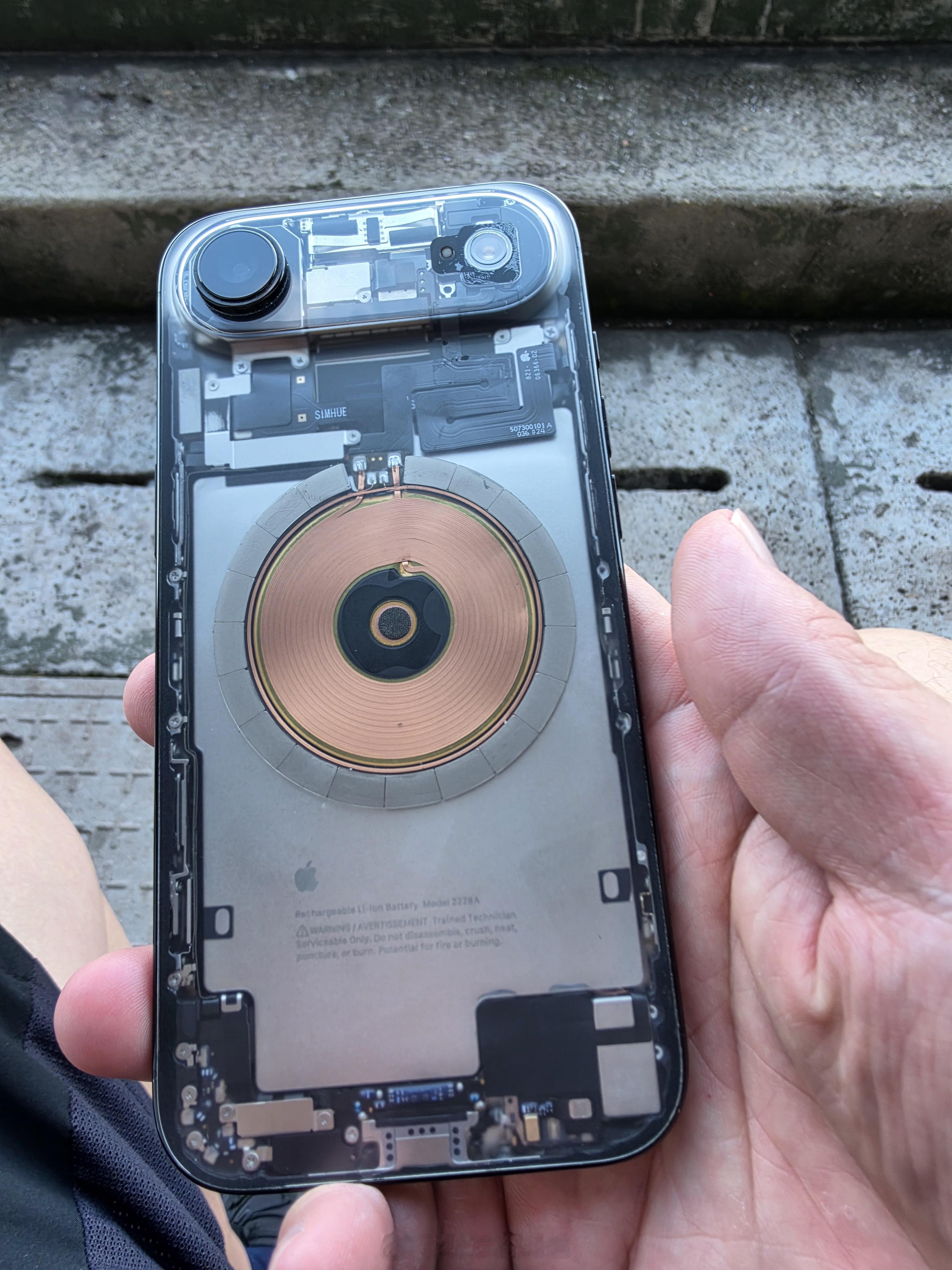 再好的钢化膜用了总有划痕，撕了彻底裸奔了。史上最轻的iPhone，因为我把后壳也