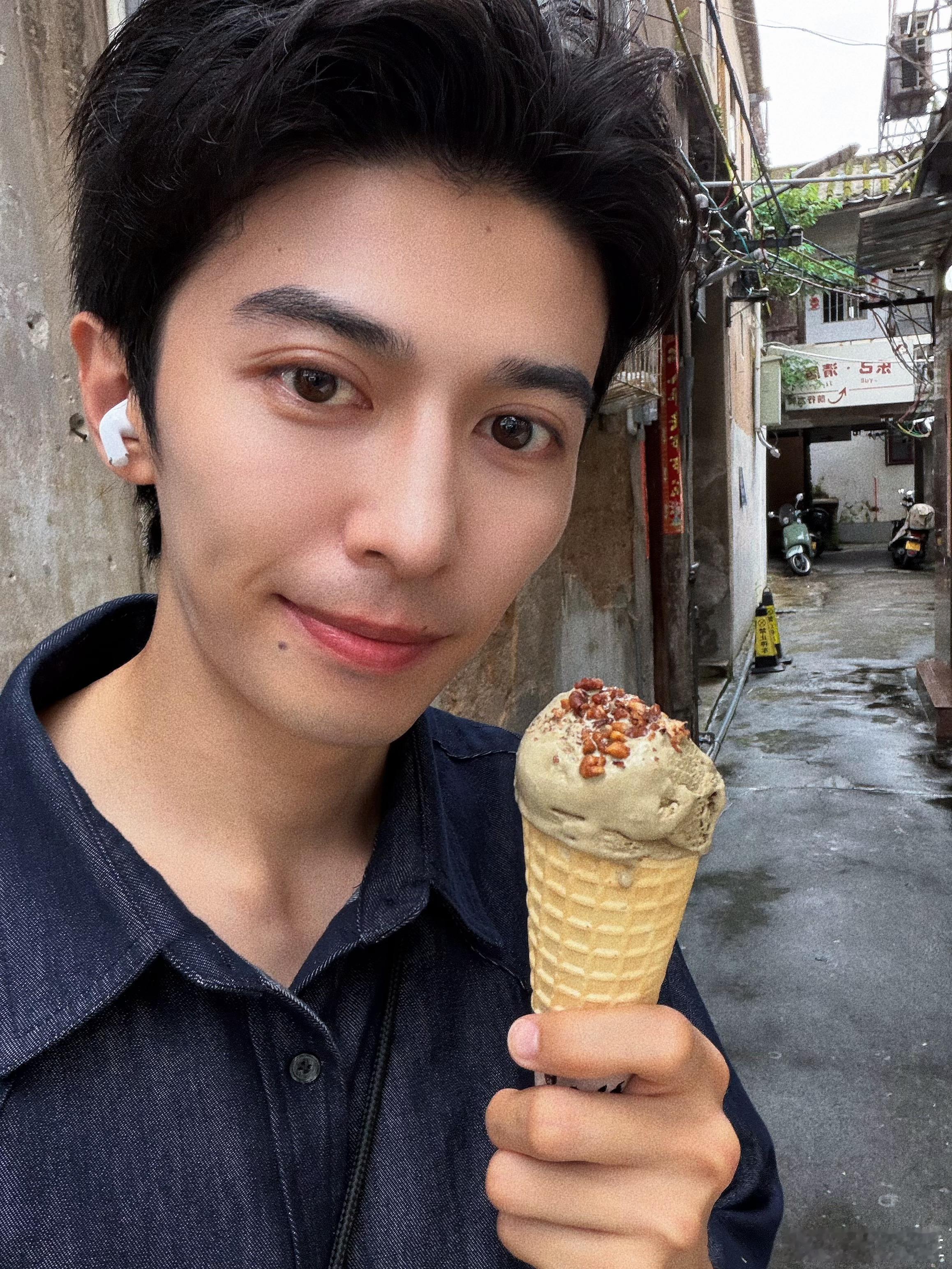 赵小童 我真六赵小童新歌《我真六》一上线直接上头，节奏一响就忍不住跟着律动。幽默