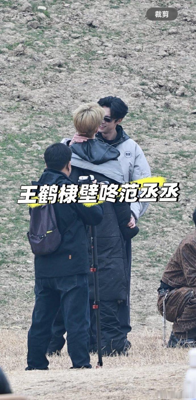 王鹤棣壁咚范丞丞王鹤棣范丞丞暧昧了王鹤棣壁咚范丞丞，暧昧氛围直接拉满！两人真实又