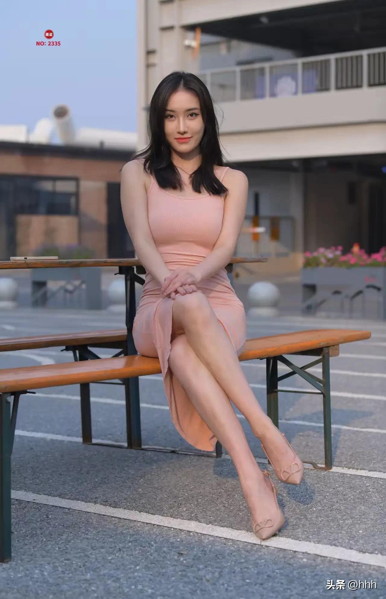 优雅粉裙，都市街头的迷人一瞥💃🏻✨