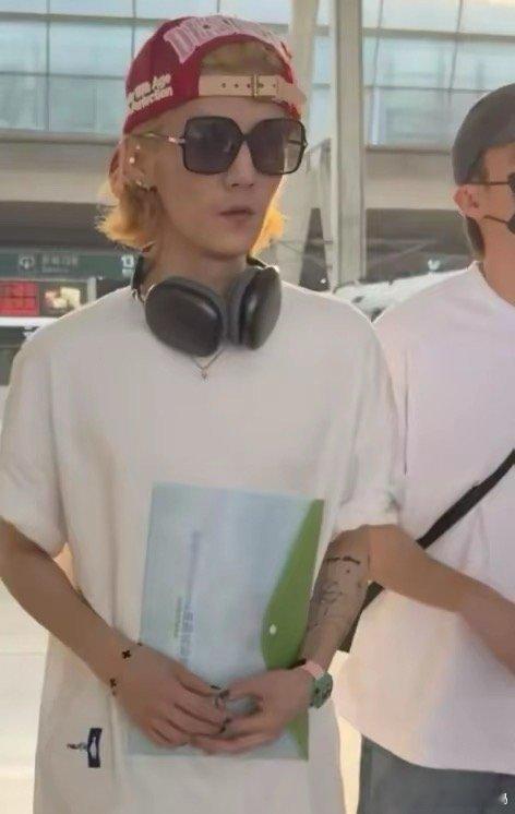 久违露面的鹿晗惊爆眼球，瘦得脱相，满脸不开心。网传因失恋致此，可他貌似非恋爱脑，