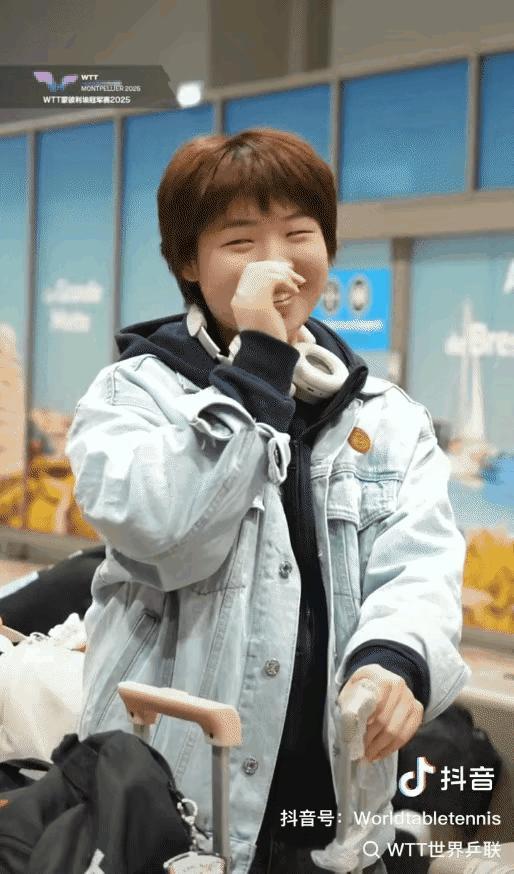 平安抵达法国的国乒队伍中，要数大丫头和和陈熠最开心。
瞧瞧，大丫头和陈熠，一个比