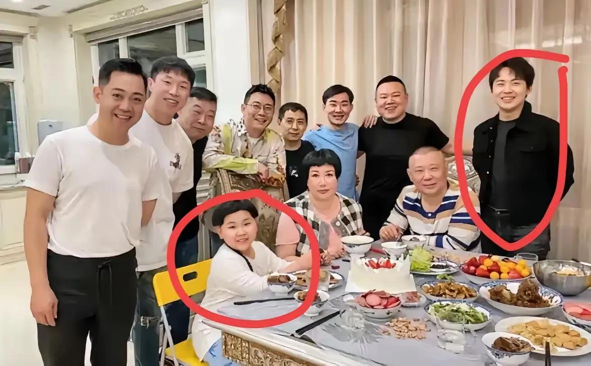 两个儿子，家庭地位是一目了然。
郭麒麟之所以那么努力，和这个弟弟有很大关系的。