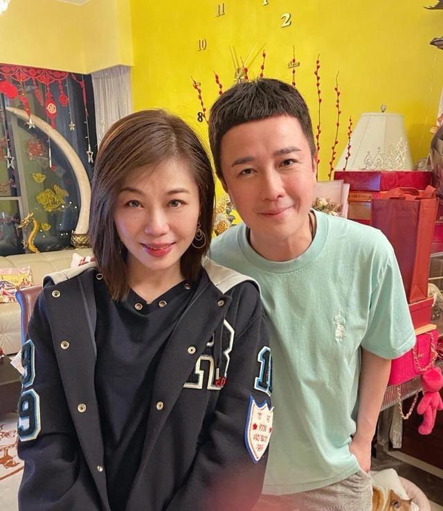 她在1993年参加香港小姐选美，最后却三甲不入，但也加入香港TVB成为旗下艺人，