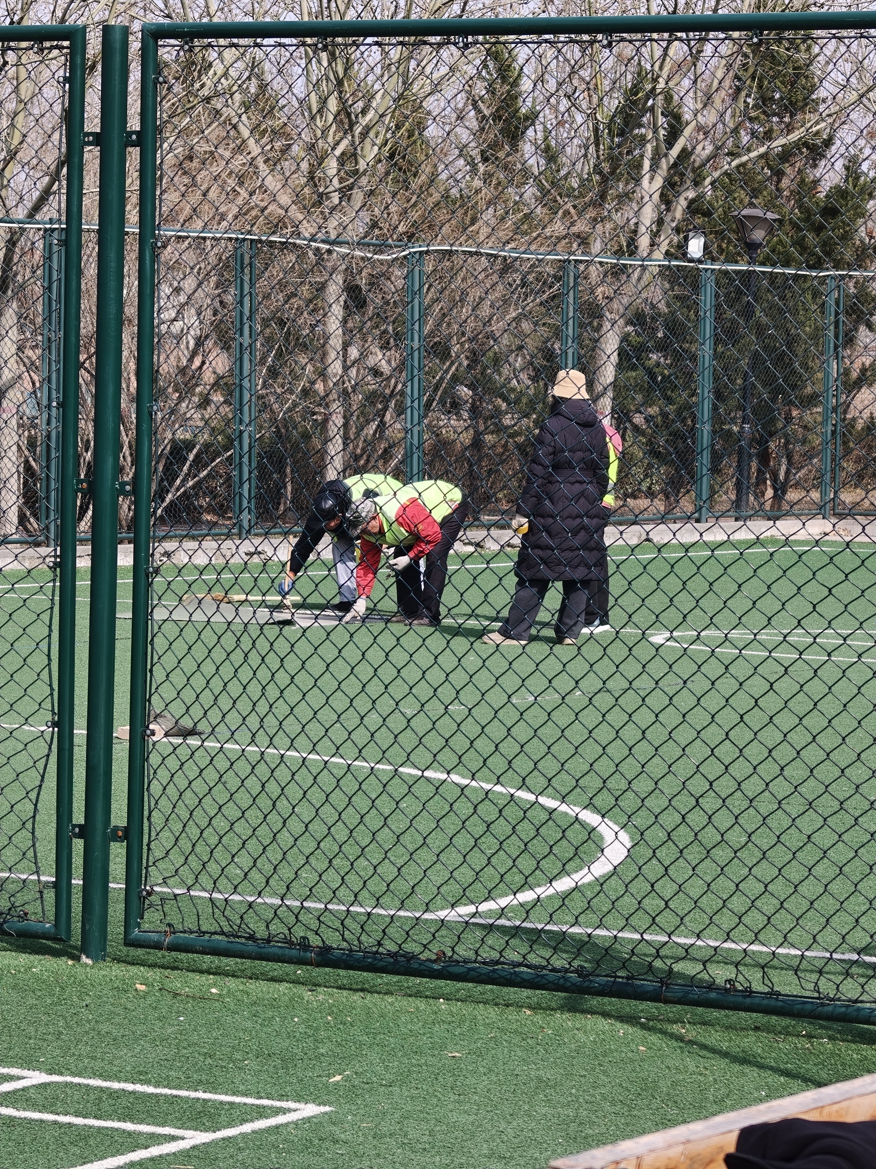 公园的小足球场正在维修那就下个星期开始踢球吧