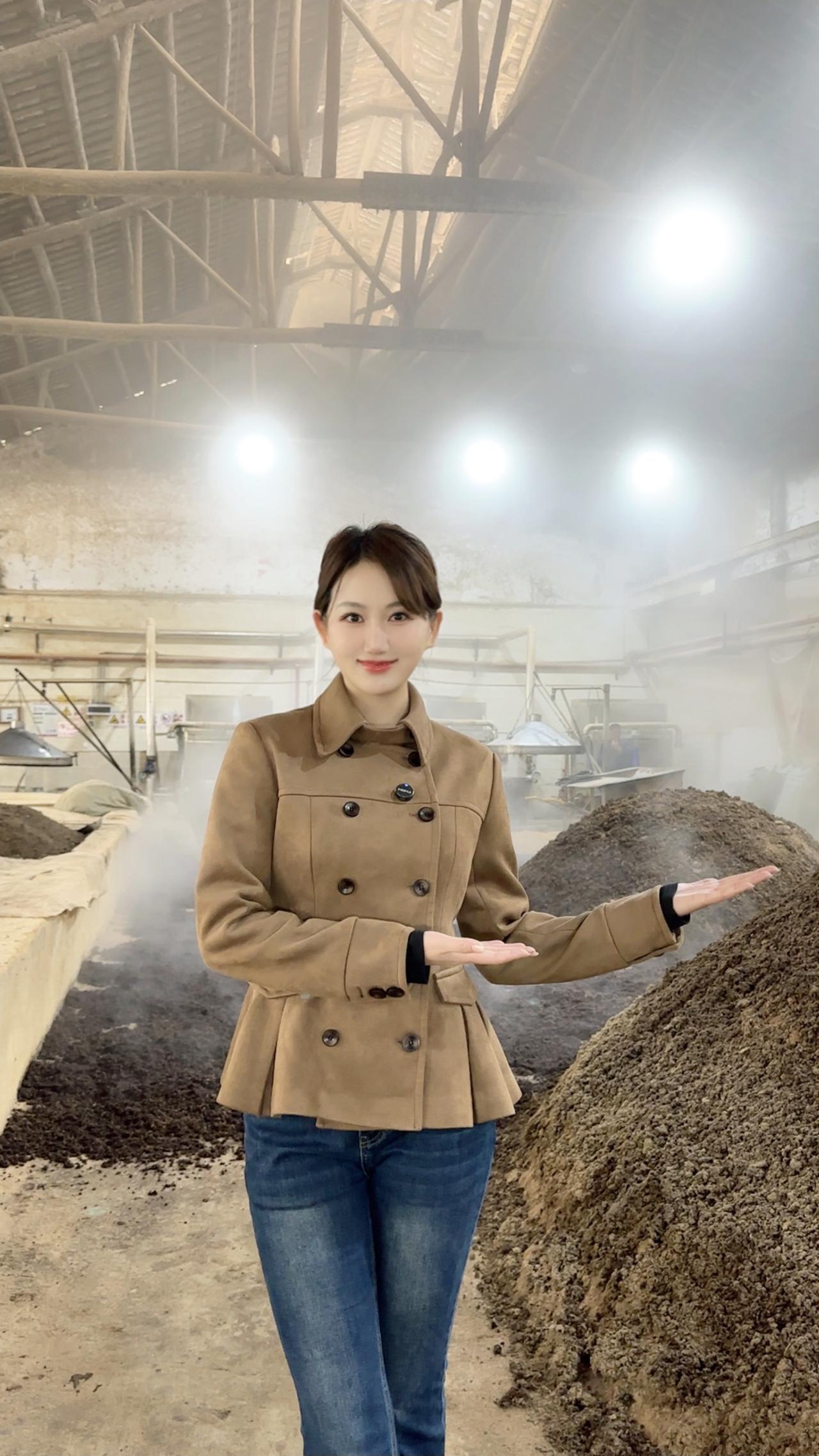 早晨从酿酒车间开始，到和师傅们一起调试酒体，下午来包材市场替客户挑选合适的包材[