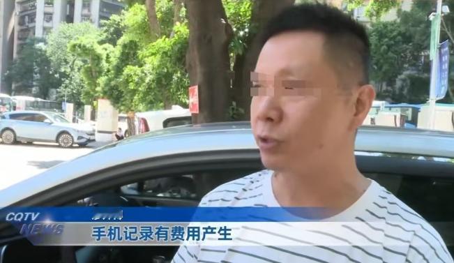 [中国赞]重庆，8月11日，一名男子插好充电枪后，并没有直接启动充电，想等到晚上