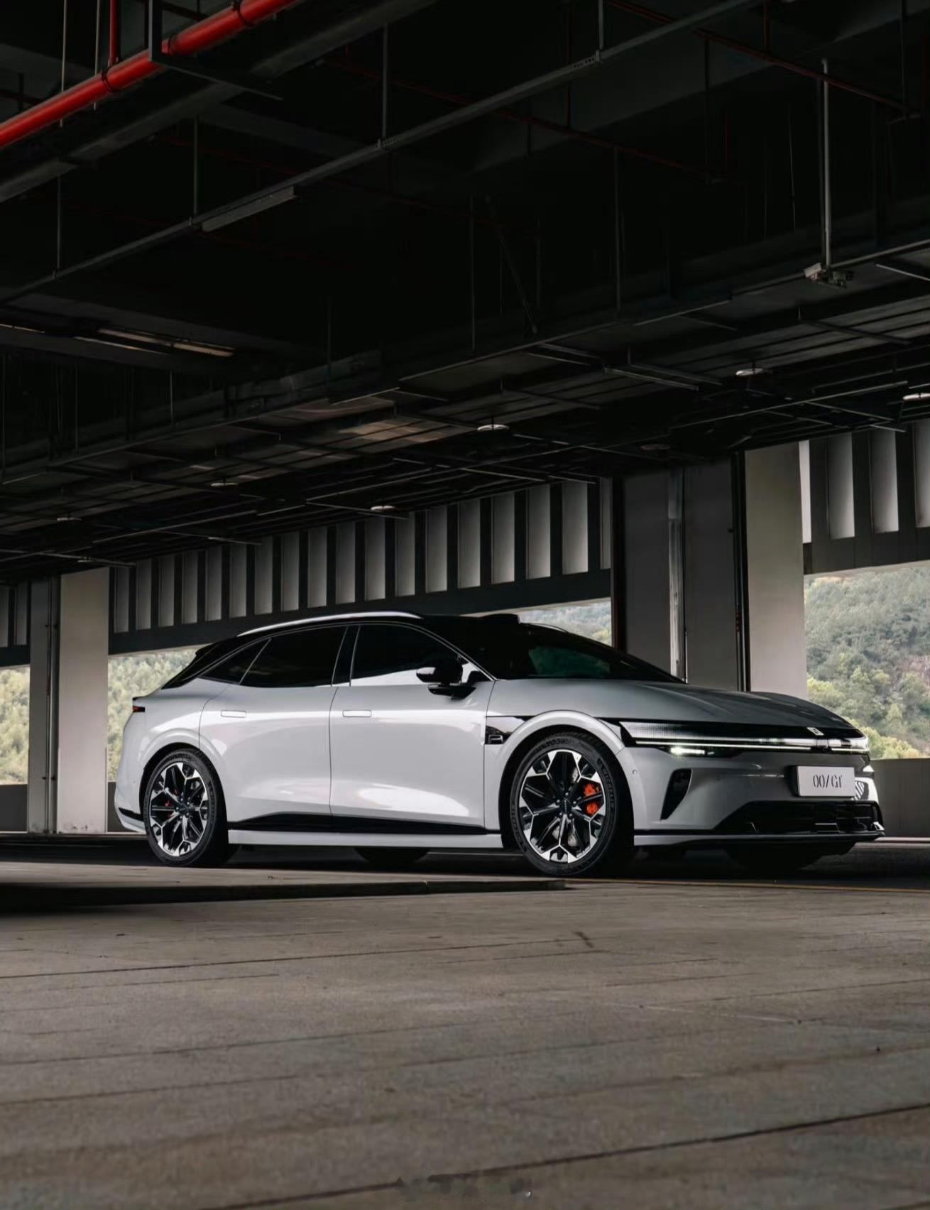 今天，全新极氪007和极氪007GT正式上市。随之一起被介绍的还有极氪“7”系的