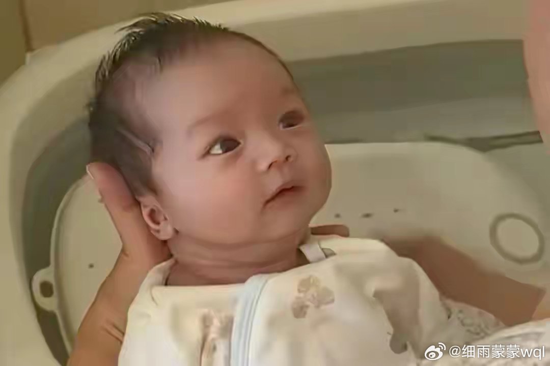 汪宝儿满月照把全网萌翻了，汪小菲说他是来报恩的，这话一点不假看看多可爱的汪宝儿啊