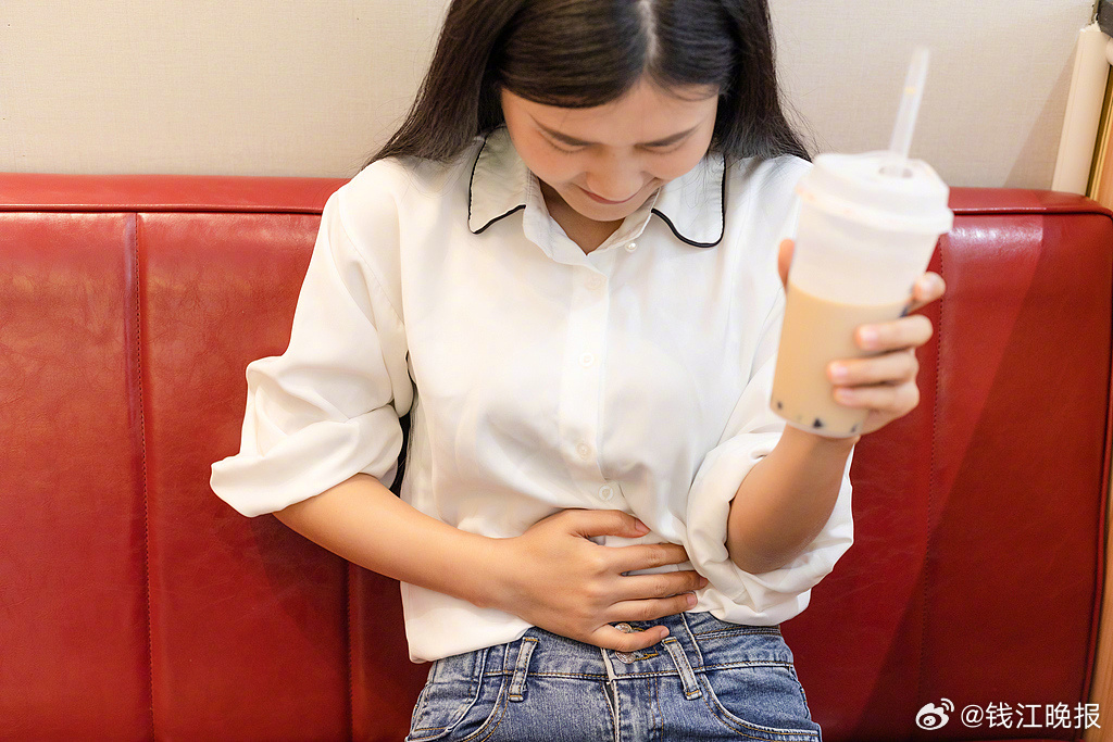【#女子外卖大战薅羊毛换来痛经暴击#】在浙江省中山医院中医妇科诊室外，一些排队等
