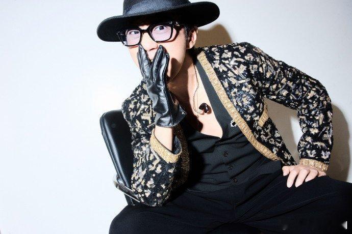 邓超唱歌名场面都这么多超哥这次玩真的了，定制麦一出手，演唱会还会远吗？我们等着呢