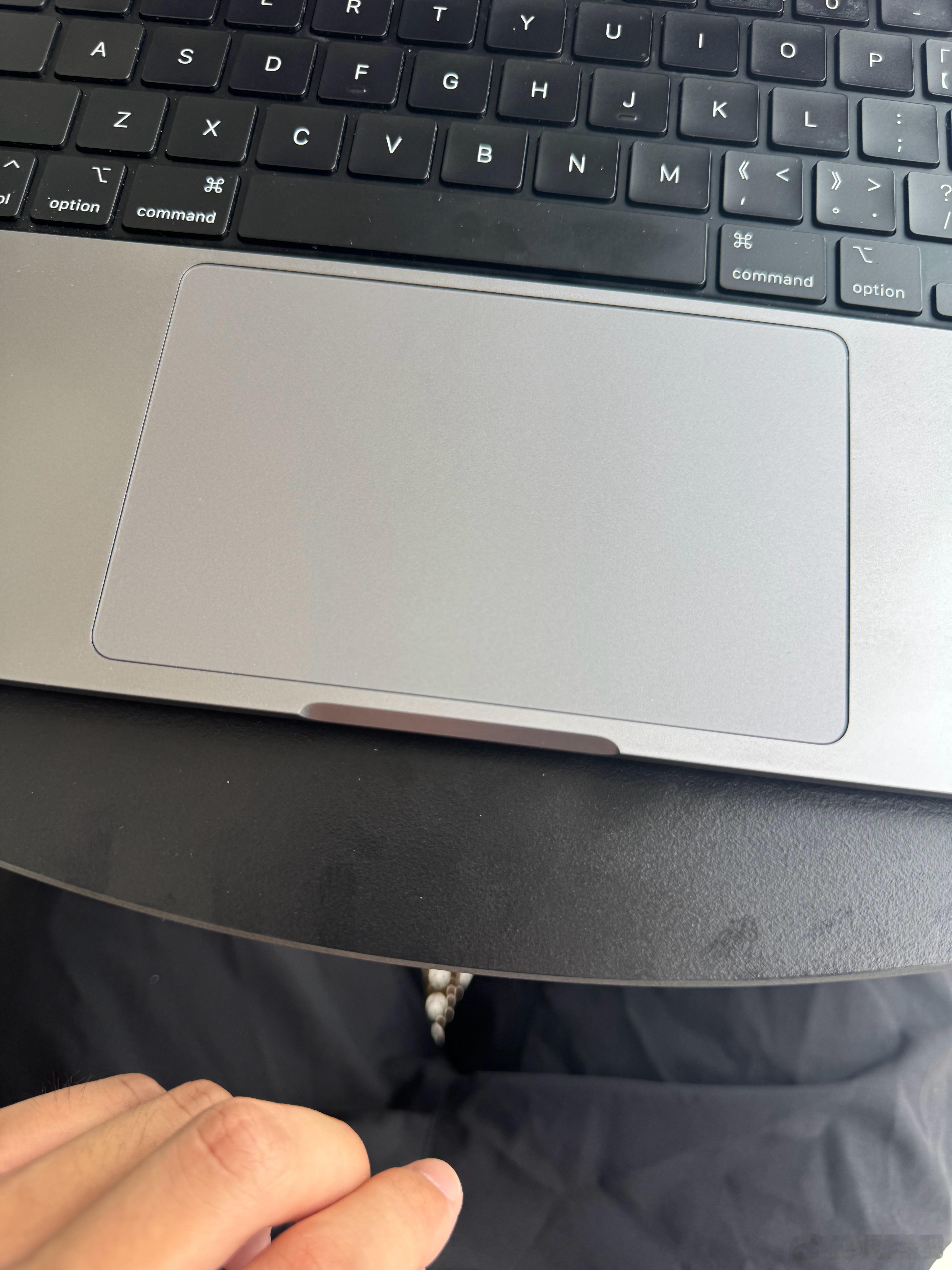 MacBook这开合缺口是真割手，极其尖锐看了下这几年的新品，也没发现苹果想改变