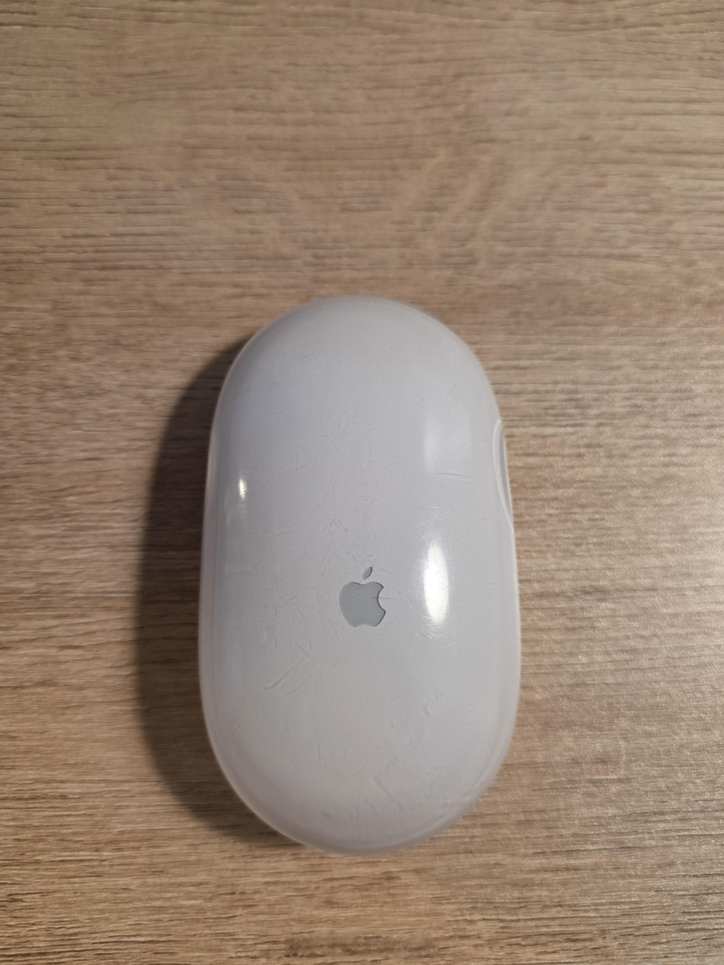 2003年的第一代苹果无线鼠标，温润如玉，现在依然丝滑运行在MacBook  P