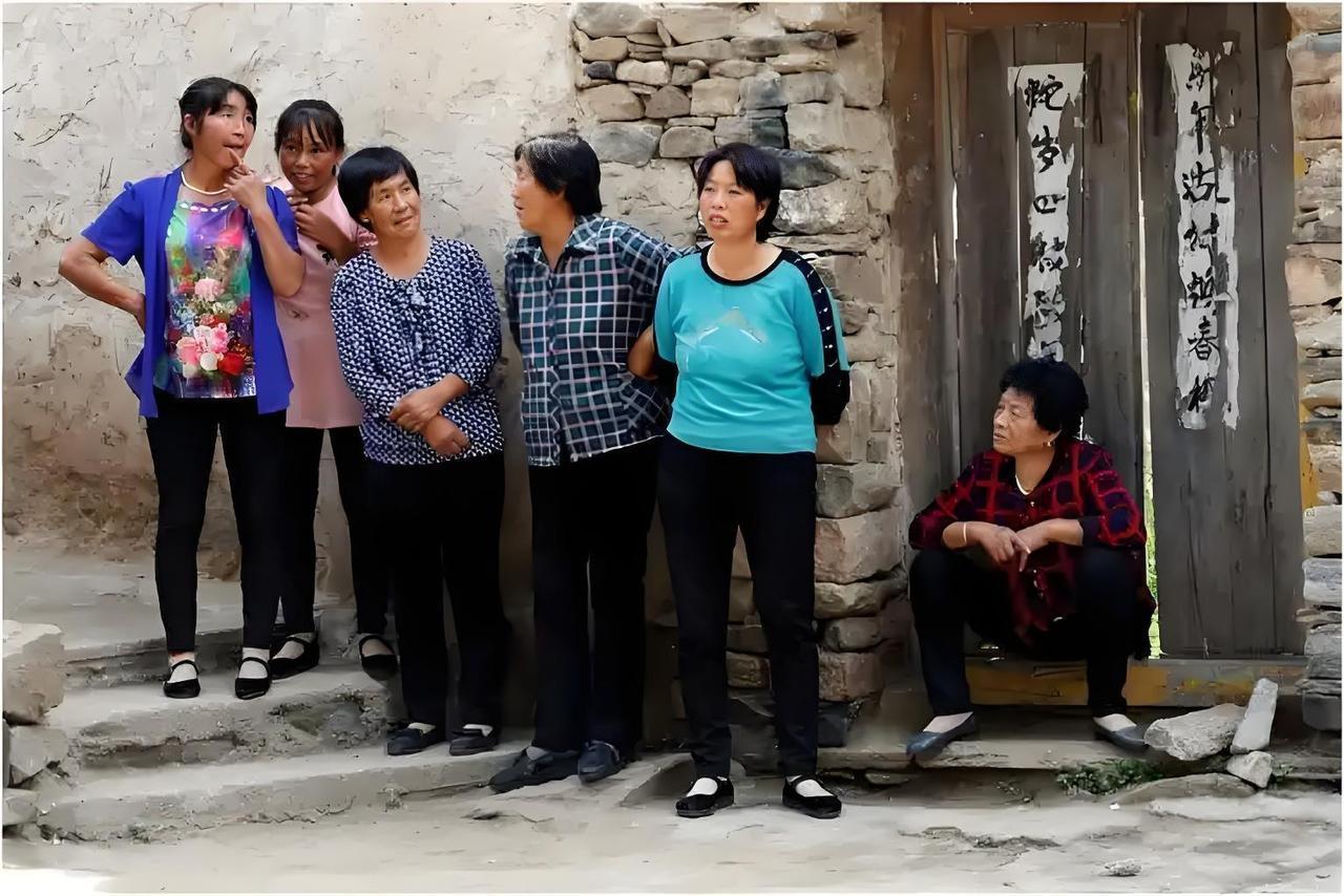 左邻右舍门前坐，
婶子大娘说娱乐，
张家道完李家短，
…………？

上联：饭后家