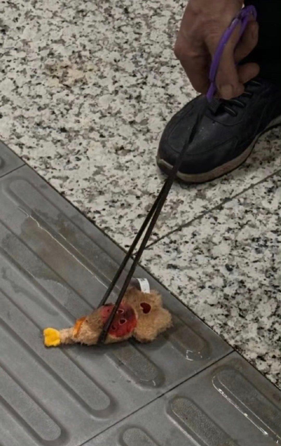 全网最惨星星人家人们谁懂？星星人真的是在发光发热啊，都黑成煤球了，还在被打扫卫生