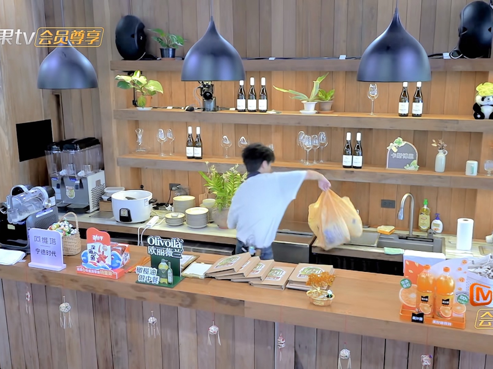 身兼一万职的王俊凯王俊凯中餐厅10