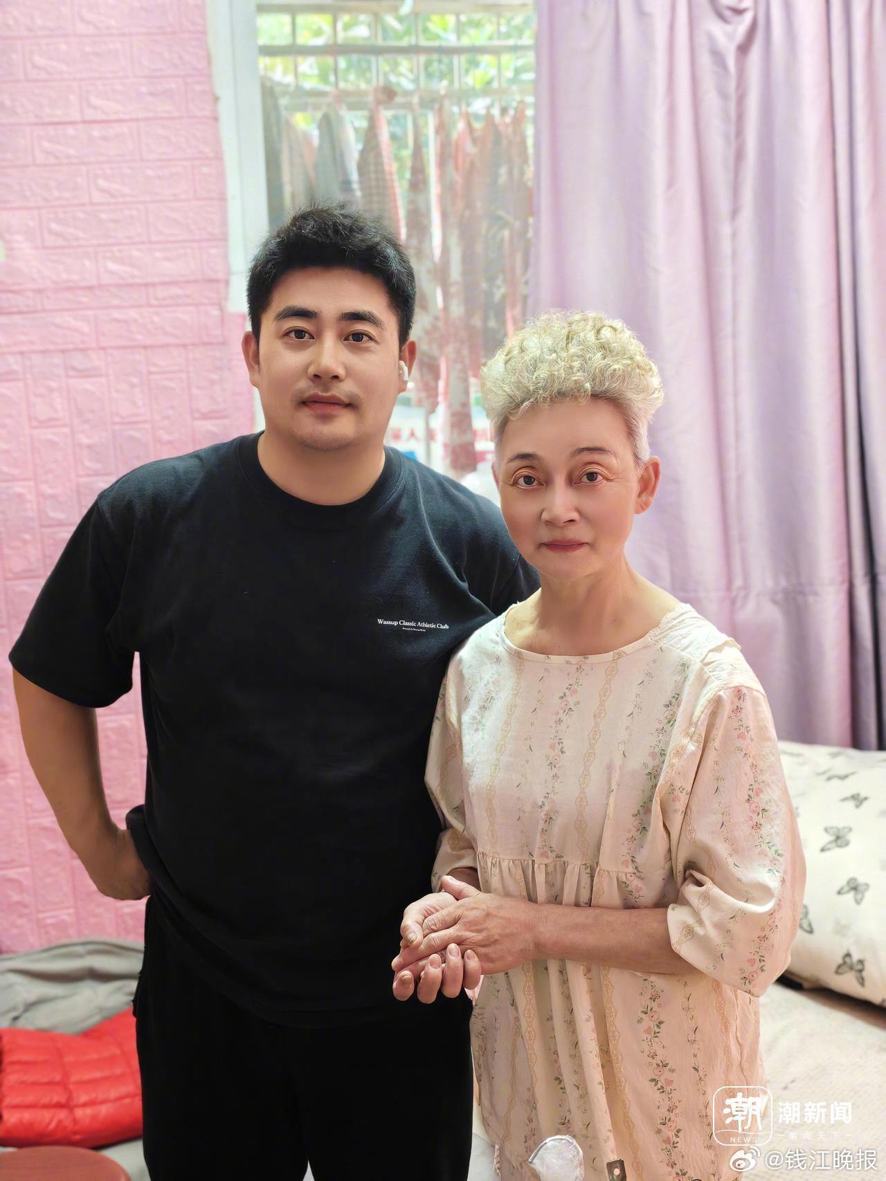 【#72岁老人摇到公租房激动泪奔#】“亮亮，妈妈记性不好了，你帮妈妈想想。”“亮