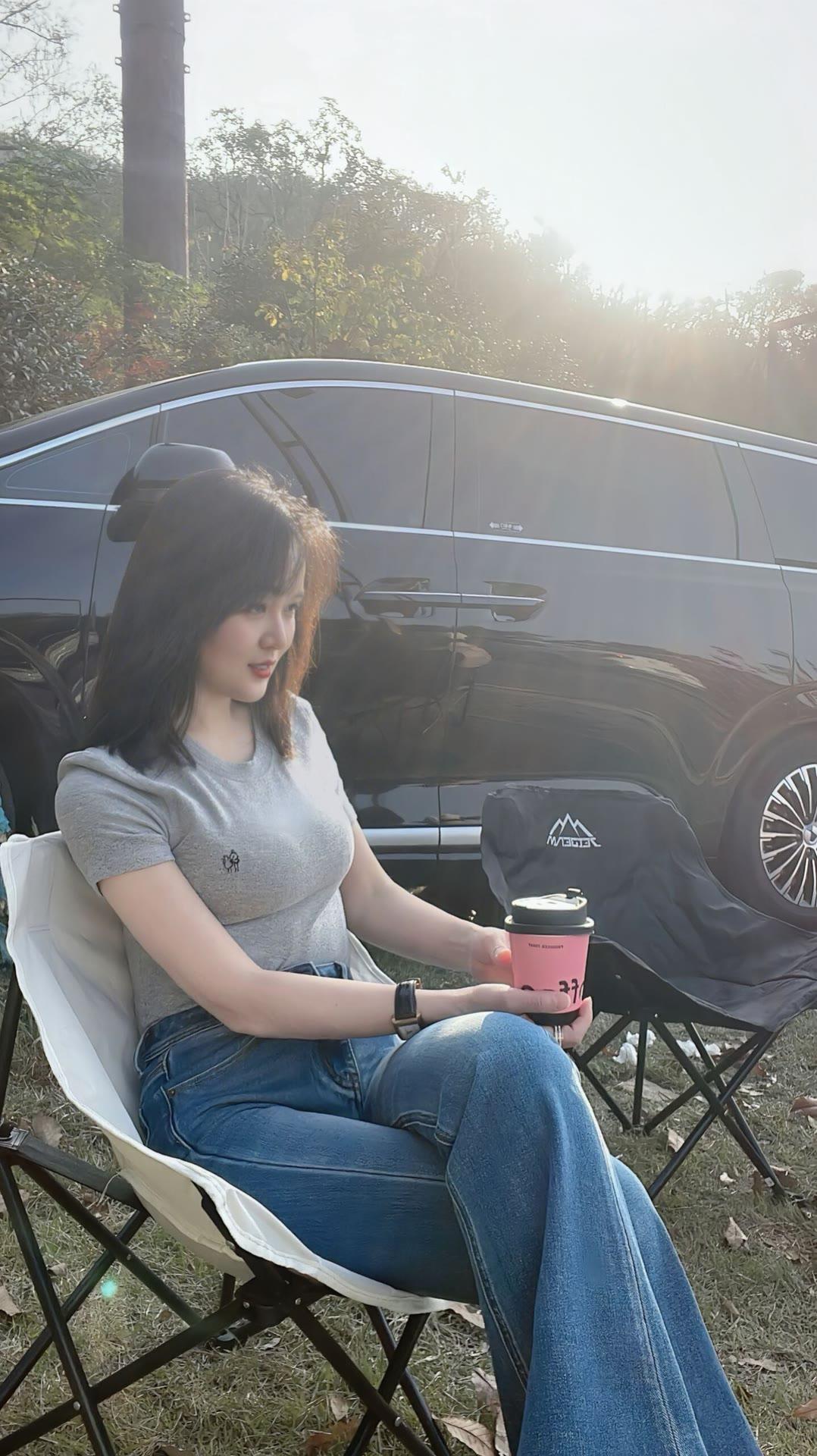 牛仔裤的穿搭松弛感牛仔裤