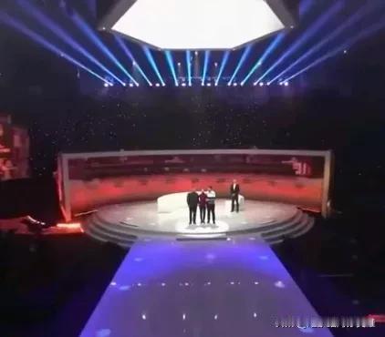 《等着我》是一档中央电视台寻亲节目，曾帮助许多被拐或失散的孩子找到了家人，感动了