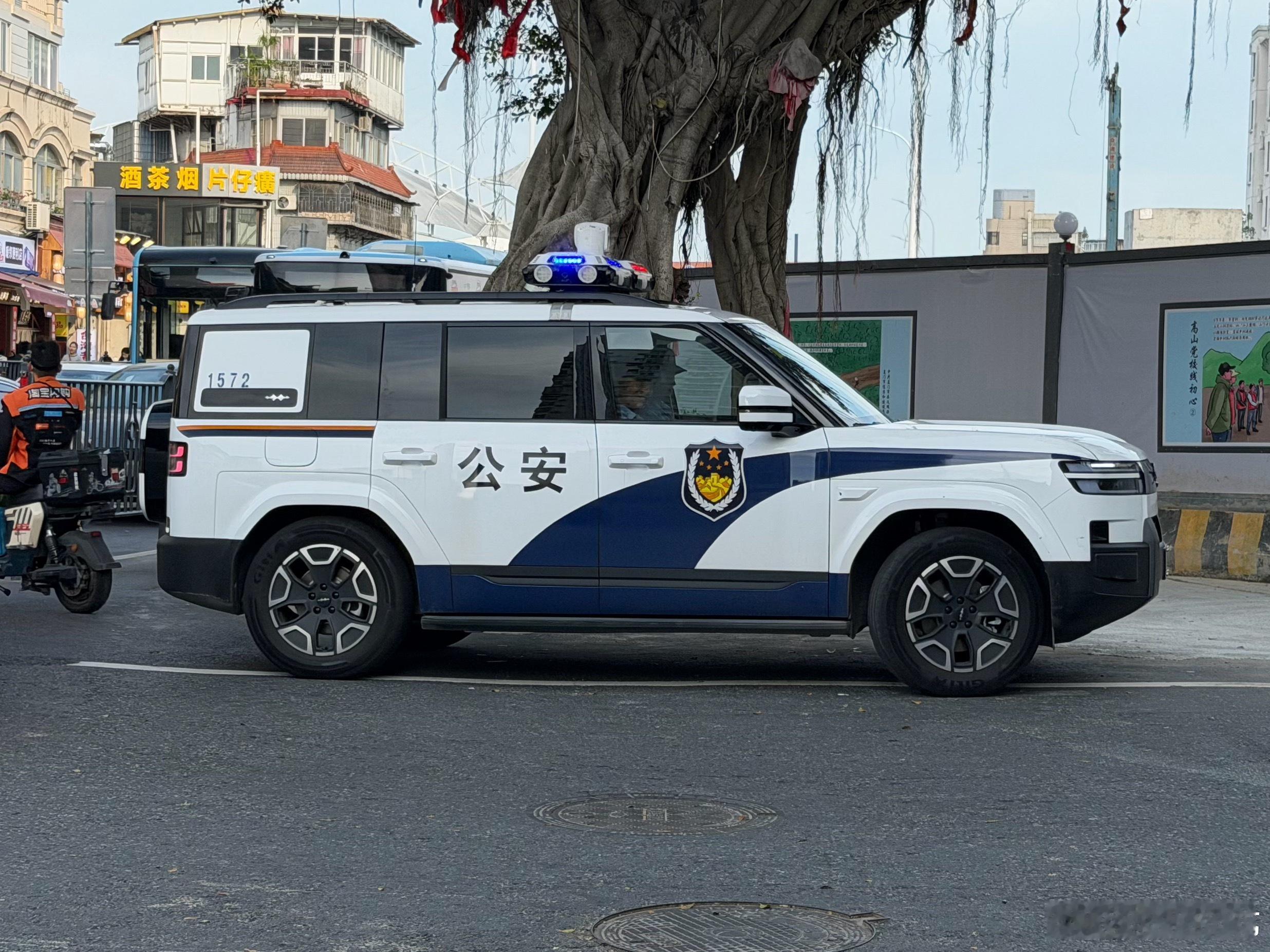 在厦门街头偶遇方程豹钛7警车，安全感直接“豹”棚 厦门