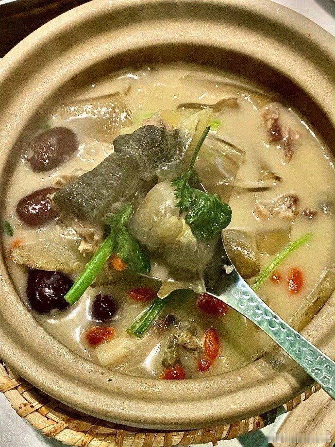 埃文凯尔被武汉美食硬控了 对埃文凯尔的武汉美食之旅表现出极大的兴趣和支持。许多人