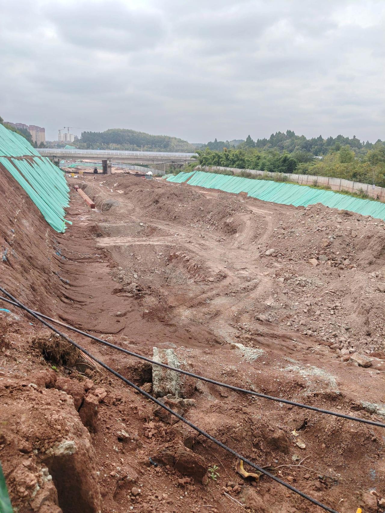 然后看到奇葩的路灯你们按墙里？照谁呢？