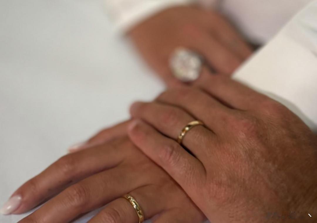 C罗官宣和乔治娜结婚，晒出戴婚戒照；两人在葡萄牙举行私密婚礼，五个孩子均出席。 